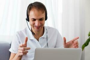 contento uomo d'affari nel il ufficio su il Telefono, cuffia, Skype. guardare telecamera foto