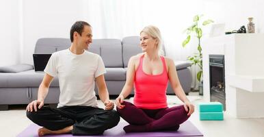 coppia fare esercizi a casa. yoga concetto. foto