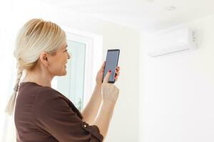 aria condizionatore a distanza controllo con inteligente casa sistema su digitale dispositivo. foto