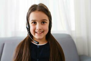 avvicinamento di un' ragazza video conferenza foto