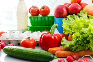 salutare cibo sfondo, la verdura, frutta, uova e latteria prodotti su bianca tavolo, superiore Visualizza foto