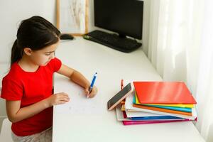 distanza apprendimento in linea formazione scolastica, poco ragazza scrive formule foto