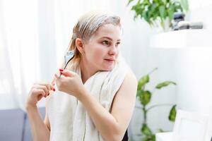 capelli tintura nel il domestico bagno. uno donna solo foto