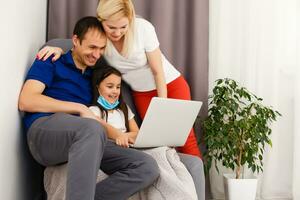 opera a partire dal casa o restare a casa a partire dal coronavirus covid-19 pandemia crisi. stile di vita contento famiglia tempo a casa con il computer portatile. quarantena. foto