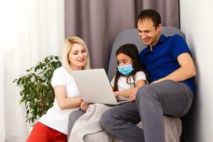 opera a partire dal casa o restare a casa a partire dal coronavirus covid-19 pandemia crisi. stile di vita contento famiglia tempo a casa con il computer portatile. quarantena. foto