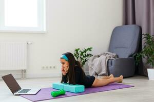 quarantena a casa. poco ragazza fare yoga durante se stesso solitudine quarantena foto