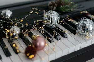 superiore Visualizza vicino su tiro di pianoforte tastiera e Natale decorazione. foto