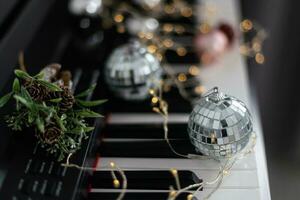 Natale palla su pianoforte chiavi. carol musica concetto foto