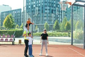 famiglia giocando pallacanestro su Tribunale foto