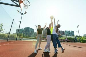 estate vacanze, sport e persone concetto contento famiglia con palla giocando su pallacanestro terreno di gioco foto