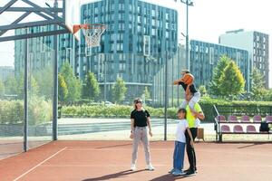 tempo per famiglia pallacanestro. famiglia a cestino terreno di gioco. foto