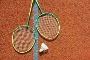 badminton racchette e piuma volano su il Tribunale foto