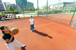 ragazze giocando pallacanestro su il pallacanestro Tribunale foto