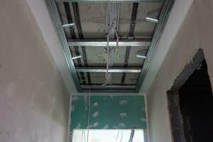 il metallo telaio di il soffitto, suono isolamento, nel il processi di riparazione un appartamento foto