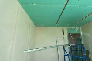 struttura di soffitto sospensione, installazione di gesso cartongesso e luce. foto