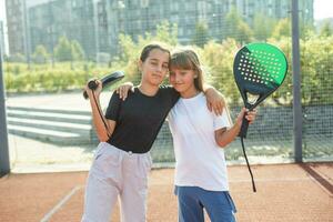 poco ragazza giocando pagaia tennis foto