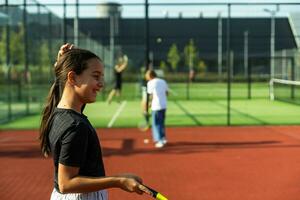 Due ragazze con badminton racchette su il calcio campo. foto