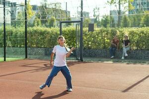 ritratto di ragazza a il tennis Tribunale foto