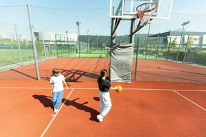 bambini scolari giocando un' incontro di pallacanestro contro il sfondo foto