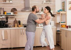 aggressivo uomo minaccioso per colpire moglie durante discussione nel cucina. domestico violenza minaccioso violento arrabbiato frustrato marito abusare fisico depresso triste infelice pianto stressato donna. casa abuso foto