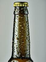 Marrone birra bottiglia con gocce ai generativo foto
