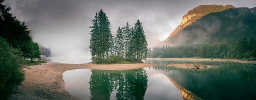 Alba al di sopra di il lago con nebbia nel il montagne foto