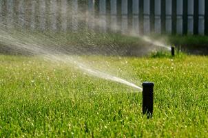 automatico giardino irrigazione sistema irrigazione prato con regolabile testa. automatico attrezzatura per irrigazione e Manutenzione di prati, giardinaggio. foto