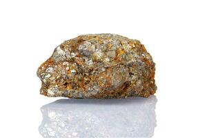 macro minerale pietra arsenopirite su un' bianca sfondo foto