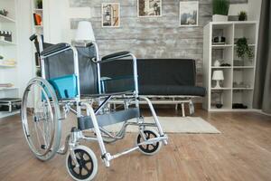 sedia a rotelle parcheggiata nel ospedale privato camera per paziente con mobilità disabilità. no paziente nel il camera nel il privato assistenza infermieristica casa. terapia mobilità supporto anziano e Disabilitato a piedi invalidità menomazione recupero paralisi non valido reinserimento foto