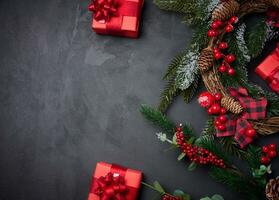 Natale ghirlande, abete rami e i regali su un' nero sfondo. Visualizza a partire dal sopra foto