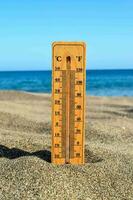 un' termometro su il spiaggia foto