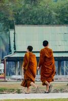 Due monaci a piedi nel davanti di un' edificio foto