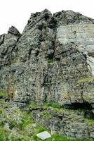 un' grande roccia formazione su il lato di un' montagna foto