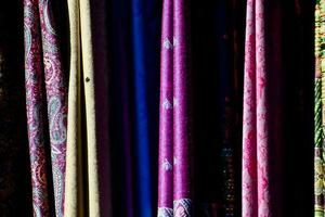 colorato seta sciarpe sospeso su un' cremagliera foto