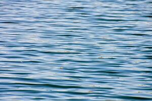 piccolo increspature nel il acqua foto