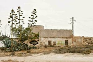 un vecchio abbandonato edificio nel il deserto foto