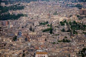 colorato case e strade nel vecchio medievale villaggio ragusa nel sicilia, Italia. foto