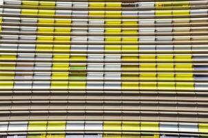 un' giallo e bianca edificio con molti finestre foto