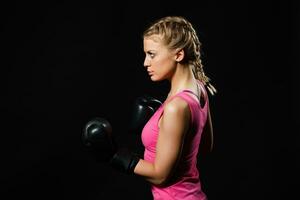 bellissimo determinato donna con boxe guanti. foto