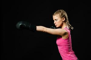 bellissimo determinato donna con boxe guanti. foto