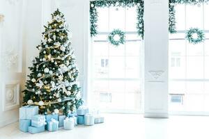 Natale interno azione fotografie. Esplorare caldo e invitante vacanza a tema casa impostazioni, ornato con scintillio luci, calze autoreggenti, e meravigliosamente decorato Natale alberi. foto