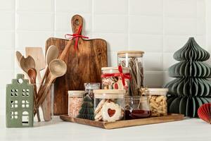 Natale interno azione fotografie. Esplorare caldo e invitante vacanza a tema casa impostazioni, ornato con scintillio luci, calze autoreggenti, e meravigliosamente decorato Natale alberi. foto