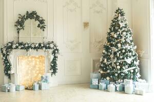 Natale interno azione fotografie. Esplorare caldo e invitante vacanza a tema casa impostazioni, ornato con scintillio luci, calze autoreggenti, e meravigliosamente decorato Natale alberi. foto