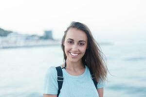 individualità ritratto di un' bellissimo giovane donna a il mare foto