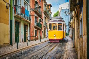 famoso Vintage ▾ giallo tram 28 nel il stretto strade di alfama quartiere nel Lisbona, Portogallo foto