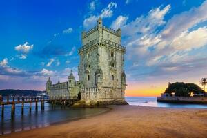 belem Torre su il banca di il tagus fiume nel crepuscolo dopo tramonto. Lisbona, Portogallo foto