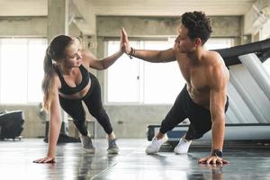 coppia amore giovane fitness uomo e donne esercizio di allenamento insieme. concetto di programma di allenamento con i pesi e cardio. foto