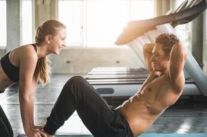 coppia amore giovane fitness uomo e donne esercizio di allenamento insieme. concetto di programma di allenamento con i pesi e cardio.
