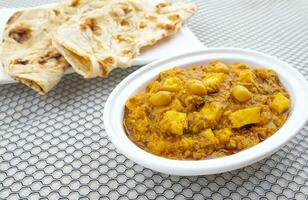 nord indiano salutare cucina buco paneer o buco paneer curry servito con tandoori roti foto
