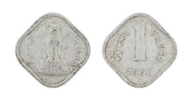 indiano vecchio moneta o indiano moneta su bianca sfondo foto